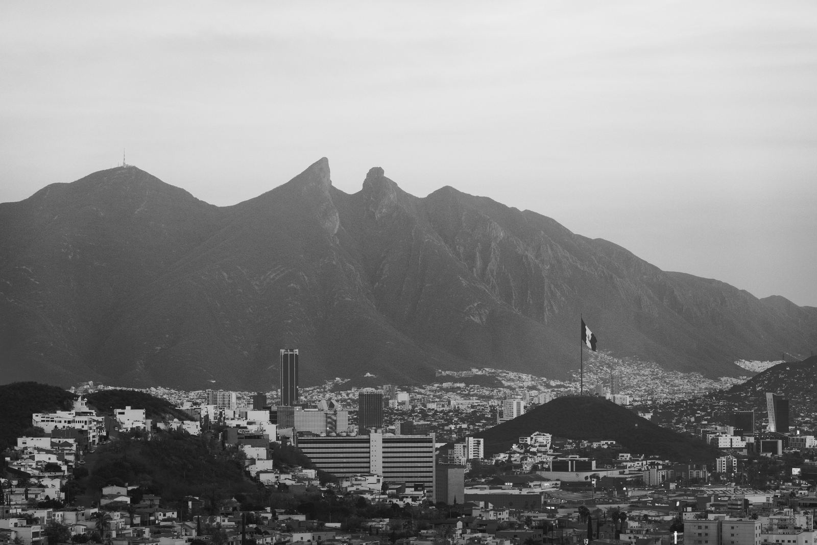 Cerro de la Silla sobre la ciudad de Monterrey