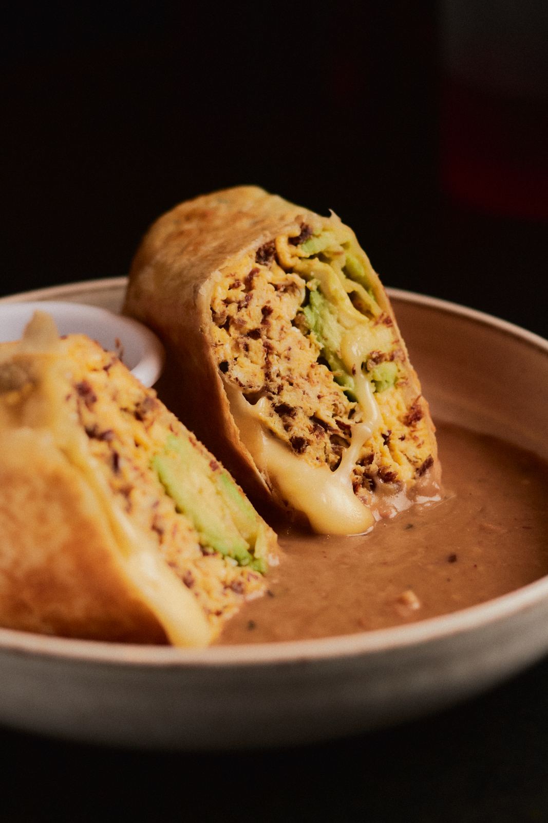Burrito de machacado con huevo sobre frijol