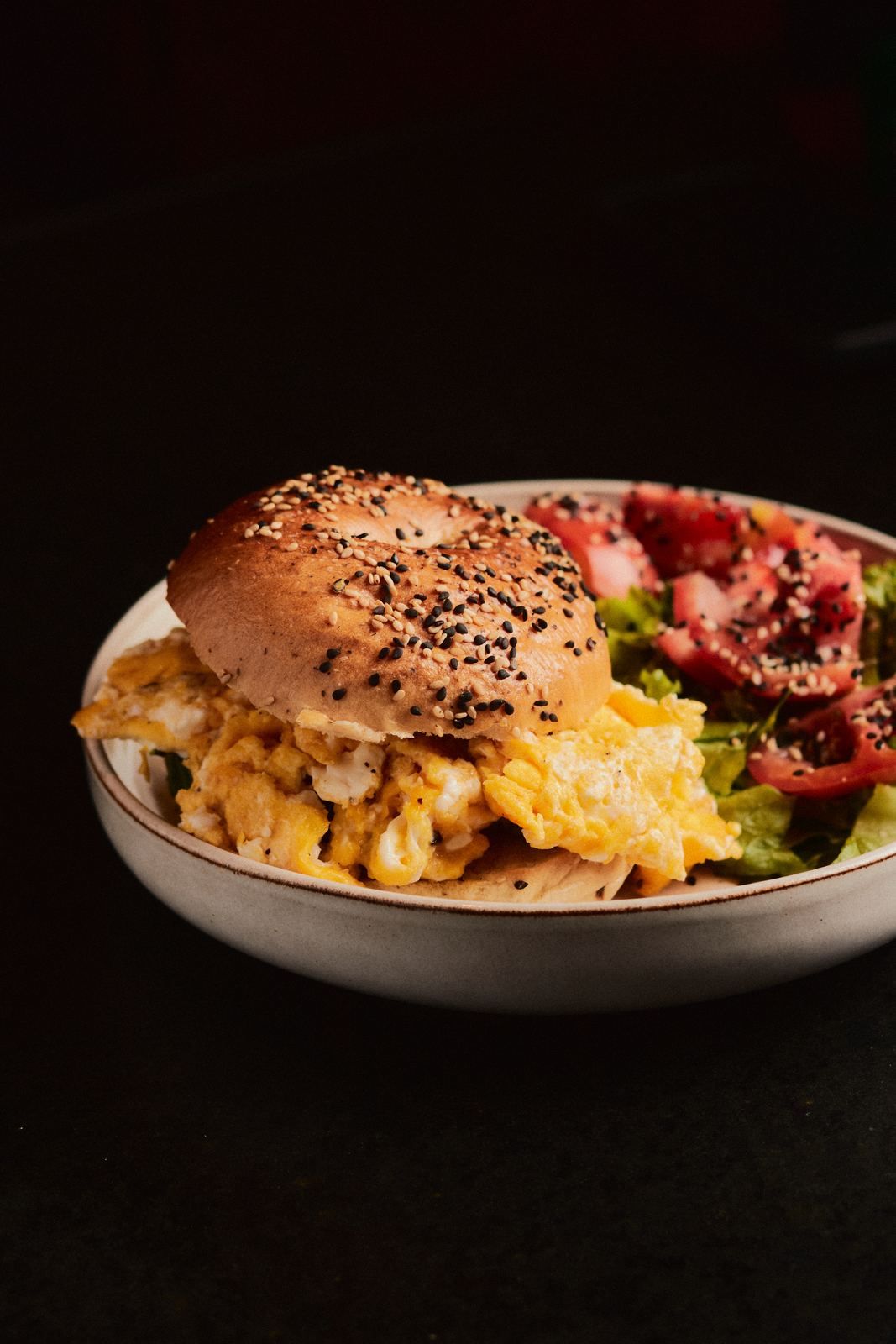 Sándwich de huevo en bagel con ensalada