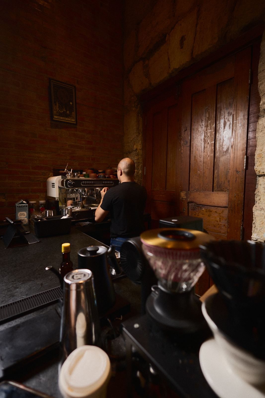 La barra de Liminal con el barista preparando café