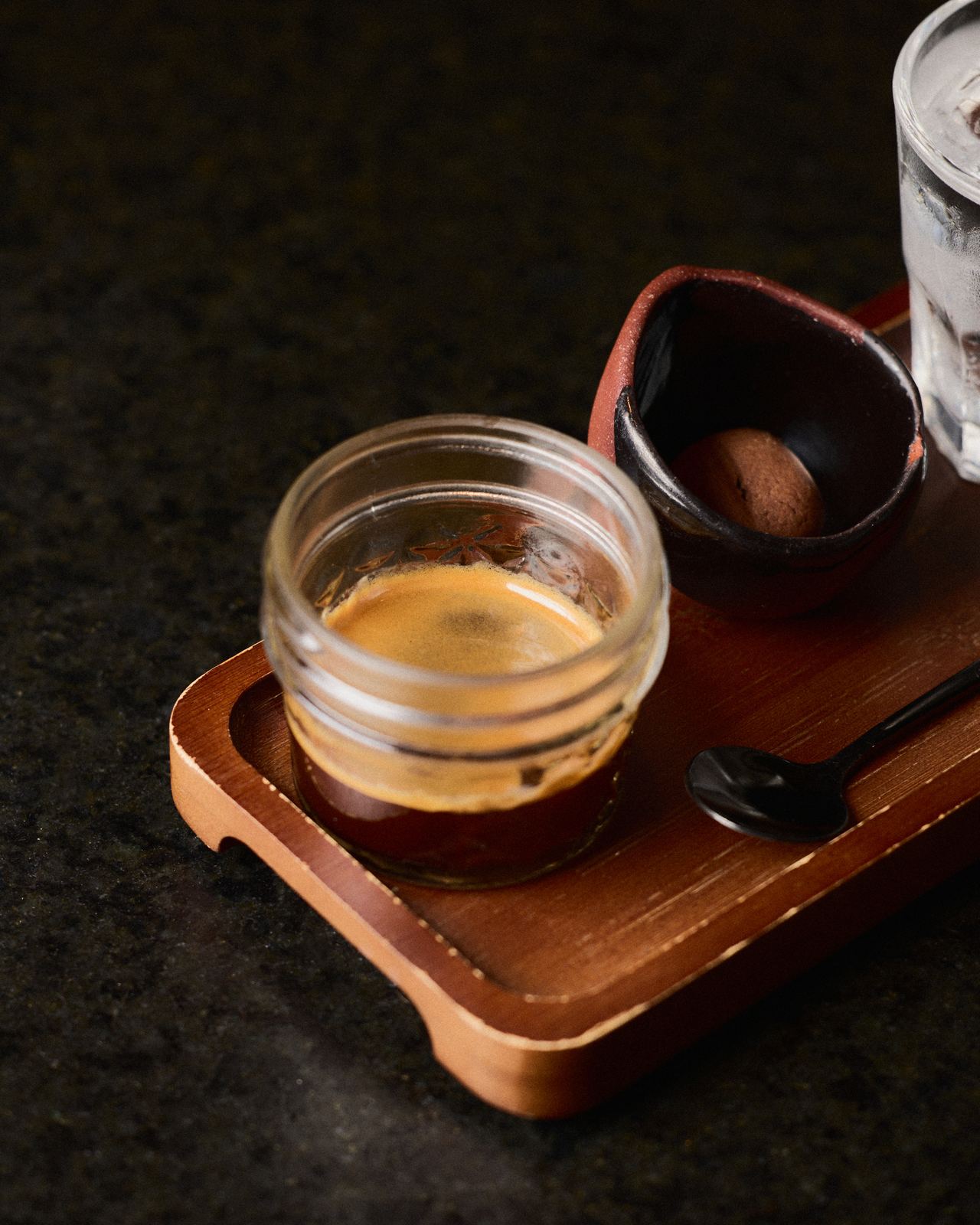 Espresso recién servido en vaso de vidrio