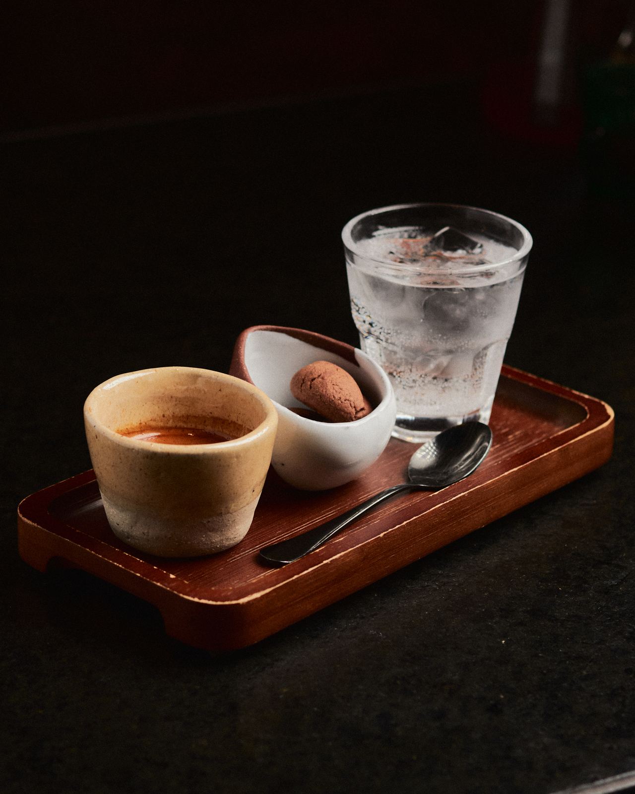 Espresso servido con galletas y agua mineral