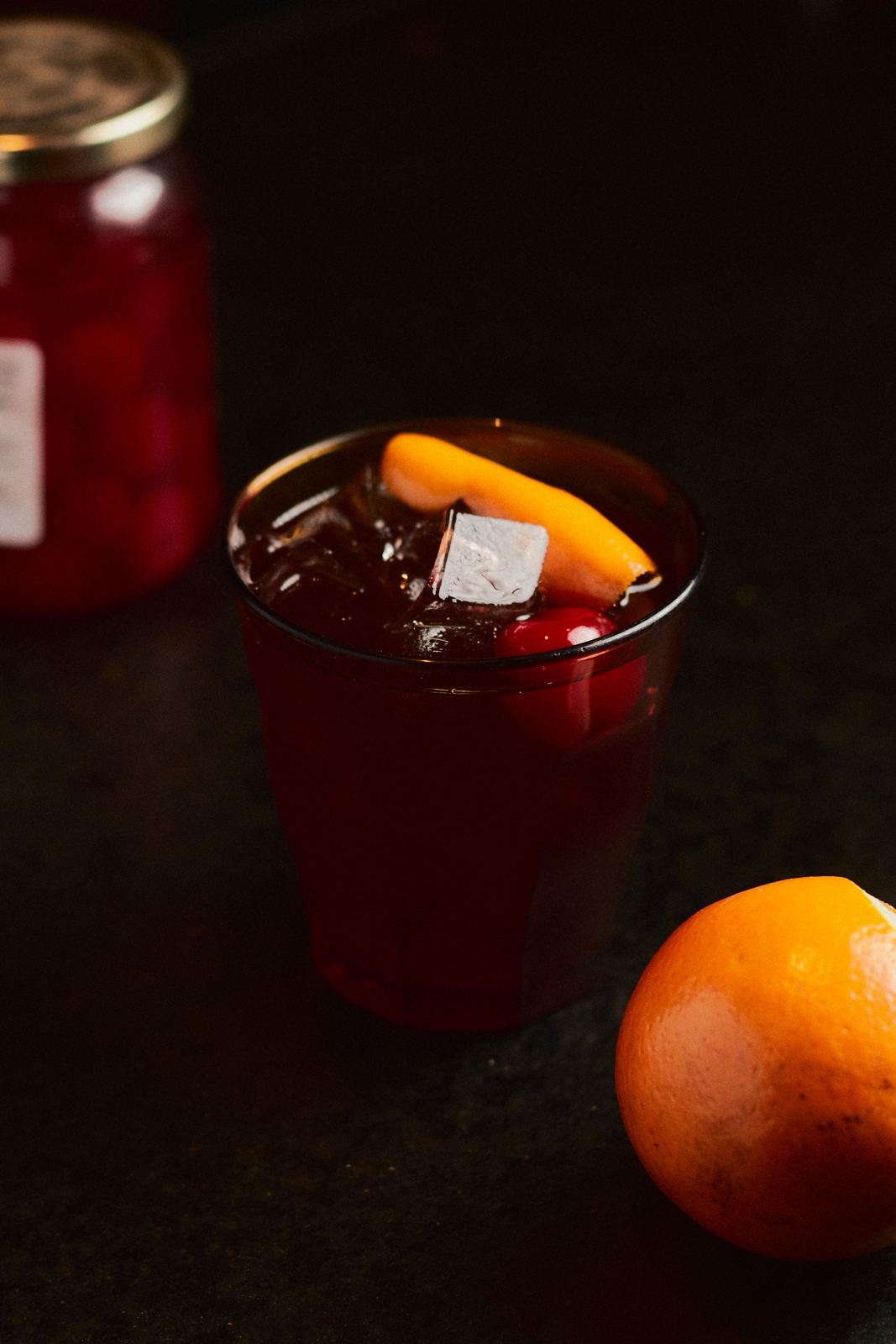 Naranjilla, bebida roja con hielo y naranja