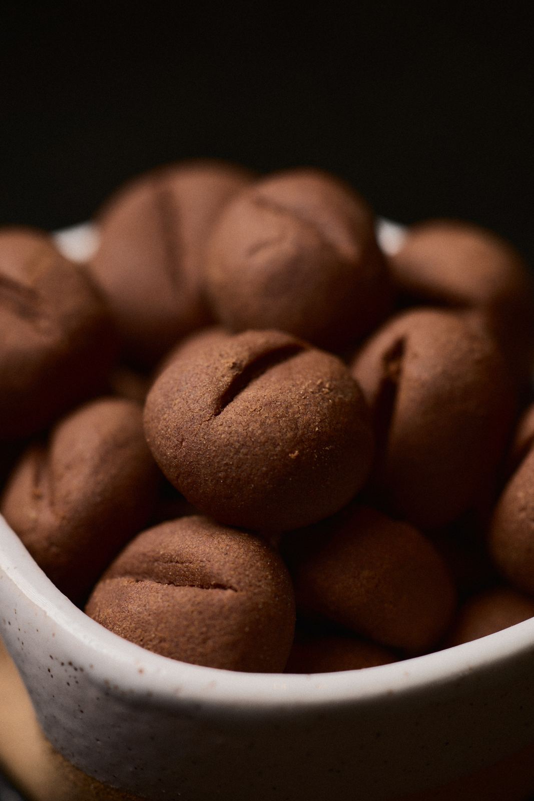 Galletas de café con forma de grano en un tazón