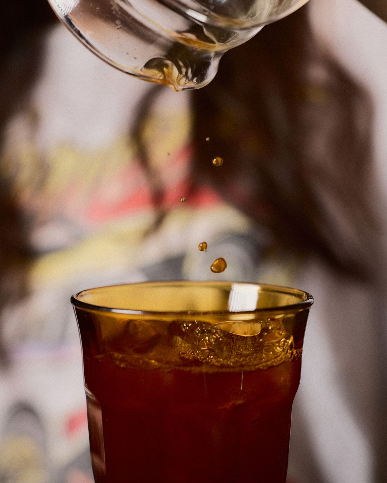 Bebida de la casa servida en vaso con hielo