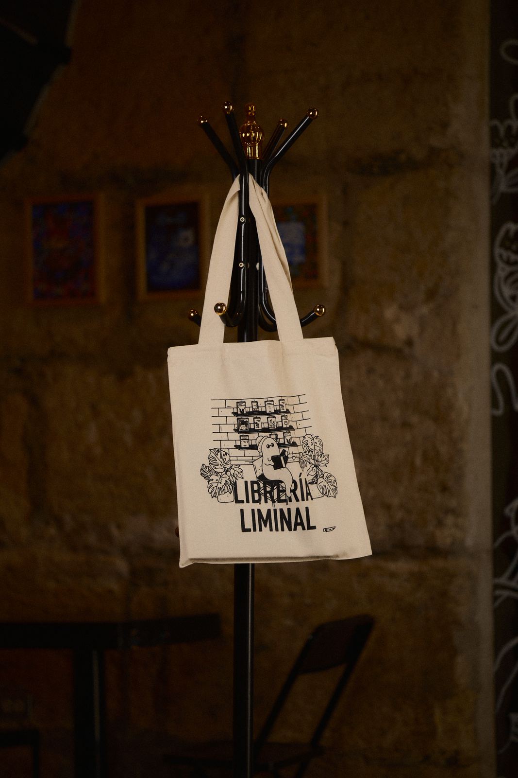 Tote bag de Librería Liminal en el perchero