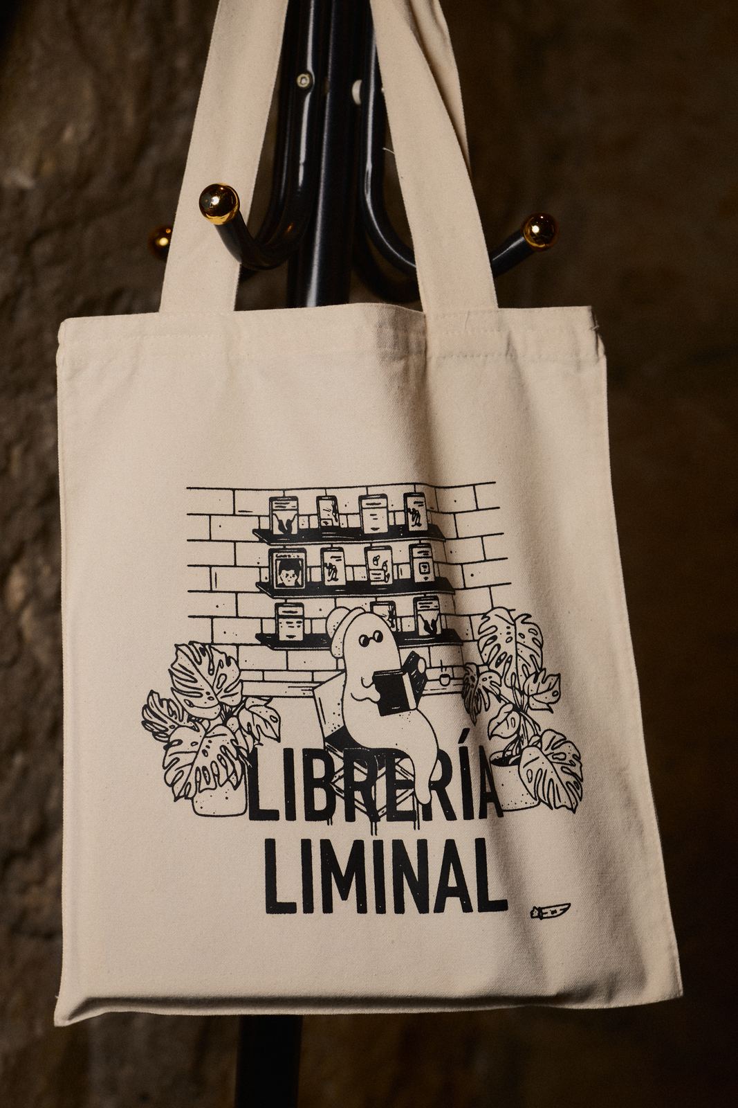 Tote bag de Librería Liminal colgada en la casa
