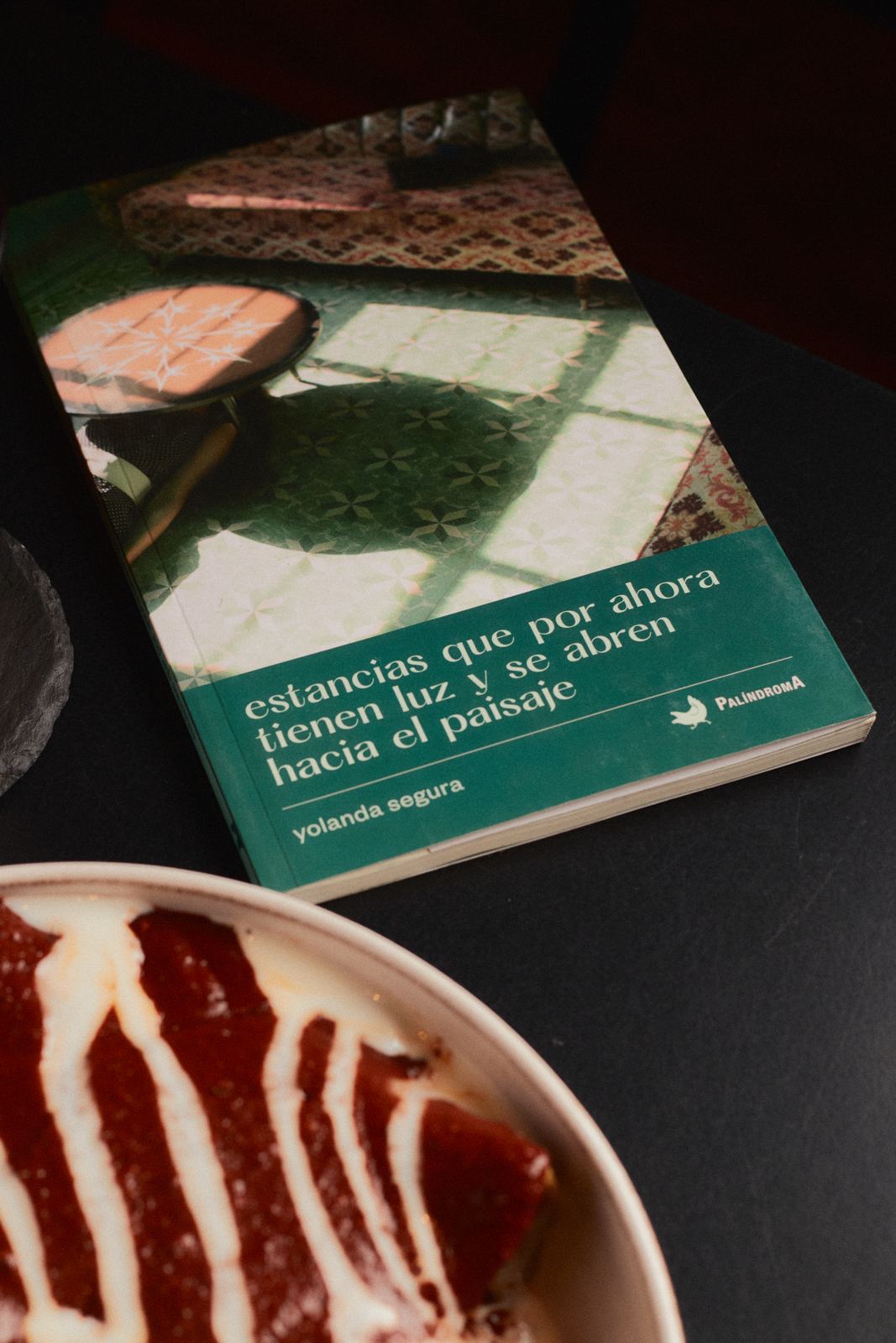 Platillo de la cocina junto a un libro abierto