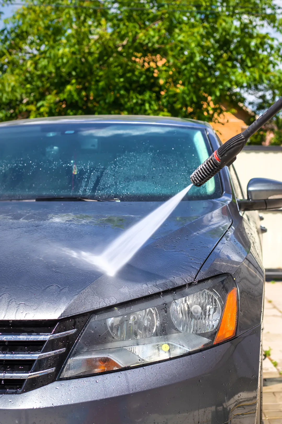 cleaning the car using water pressure