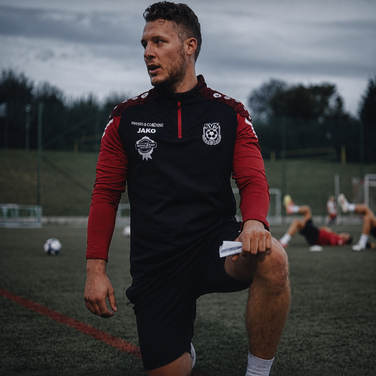 Athletiktrainer auf einem Fußballplatz