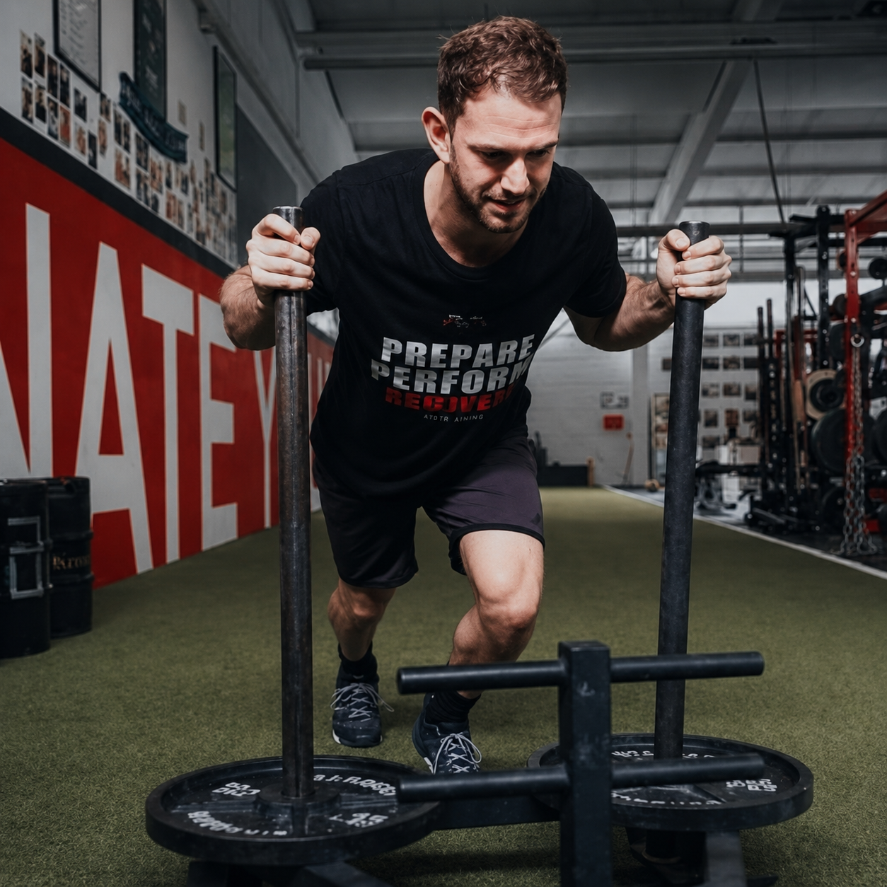 Athlet beim Schlitten-Training im Power Athletics Gym