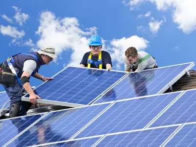 a solar generator connected to solar panels inside a portable power station