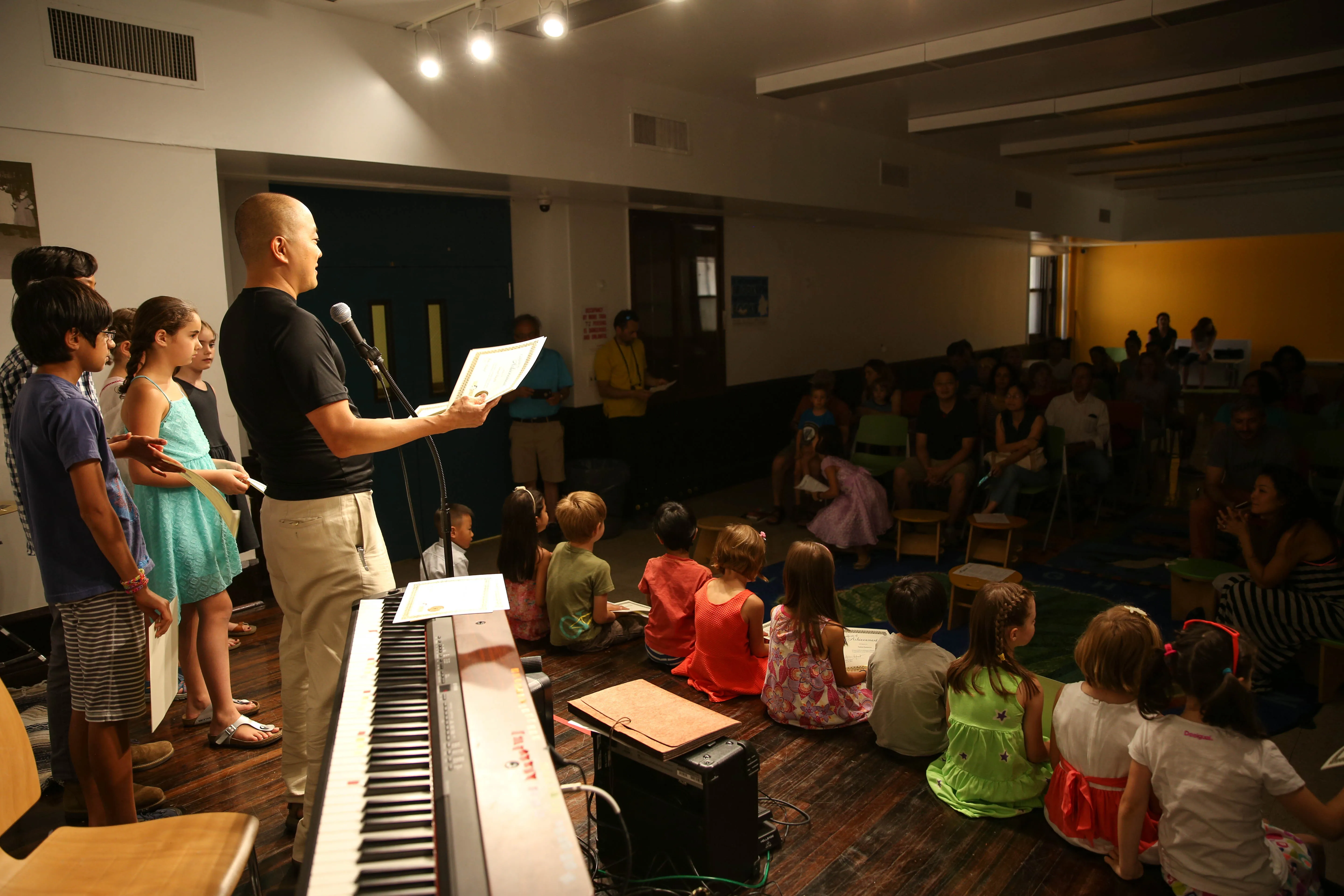 Music students learning with the Musicolor Method