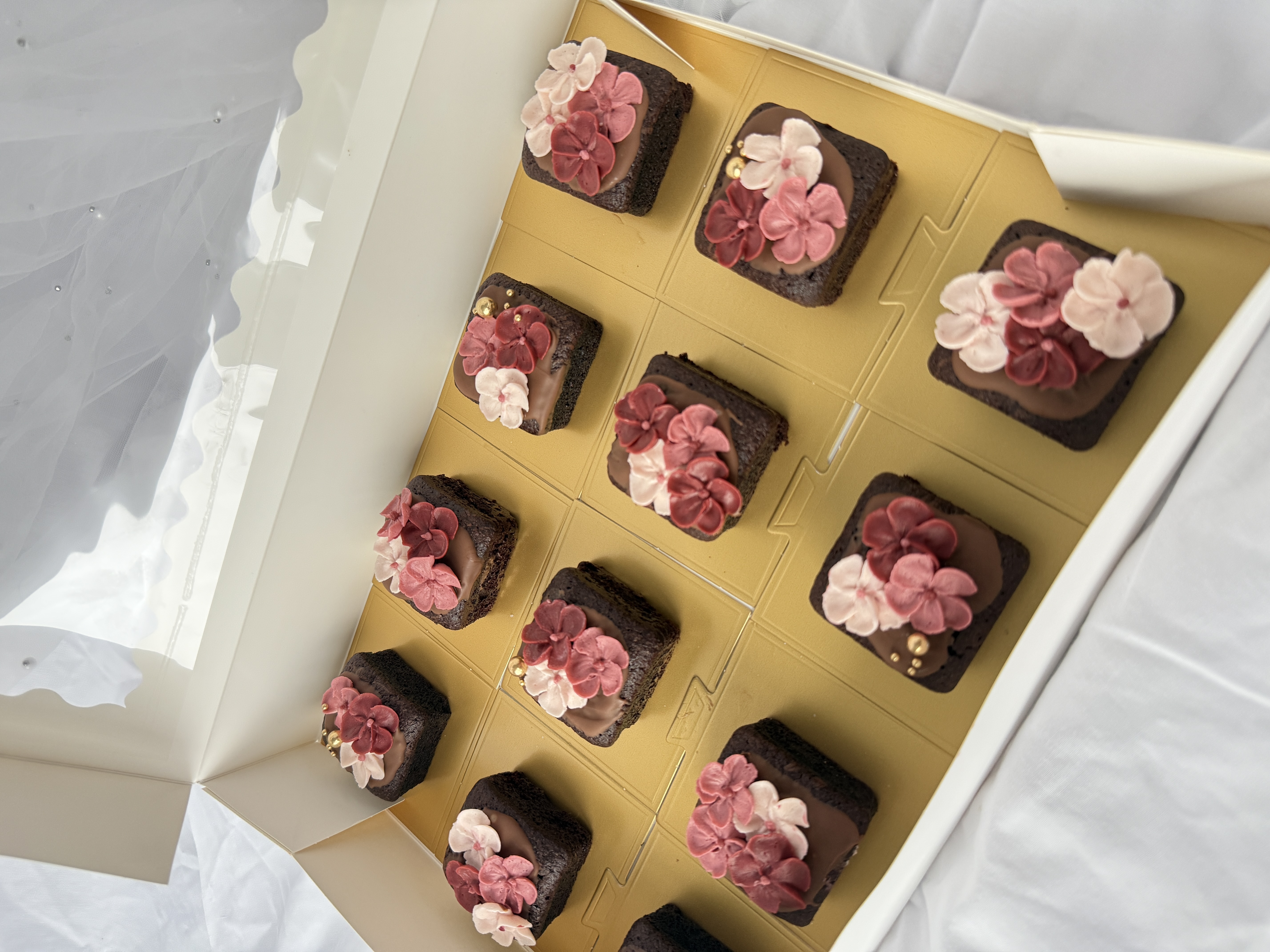 Themed brownie bites and pops
