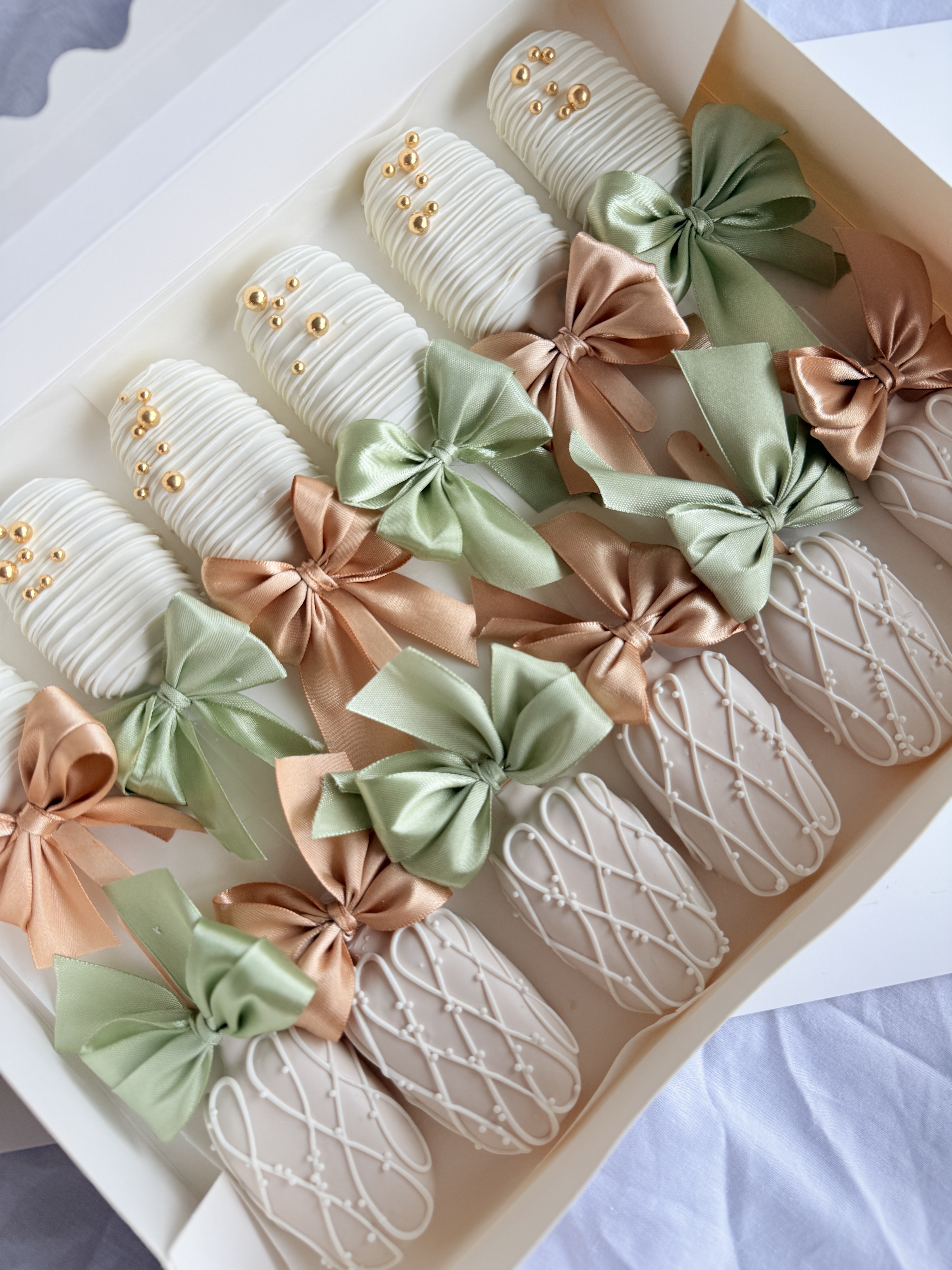 Custom cake pops and bites for a dessert bar