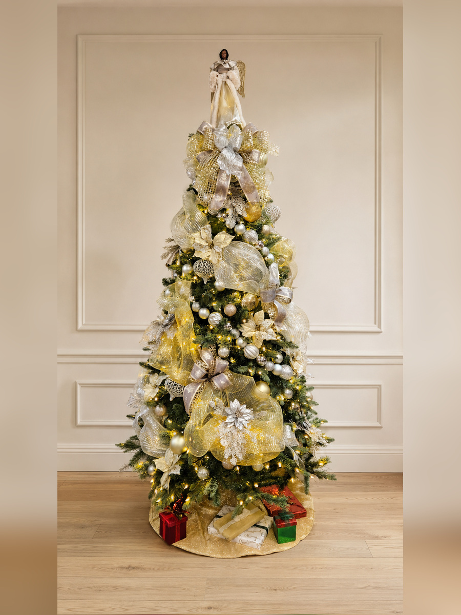Elevated Classic holiday tree installation