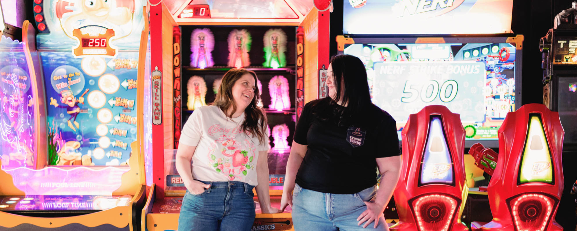 Deux femmes marketeurs qui ont du plaisir dans une arcade. Deux femmes marketeurs qui ont du plaisir dans une arcade.