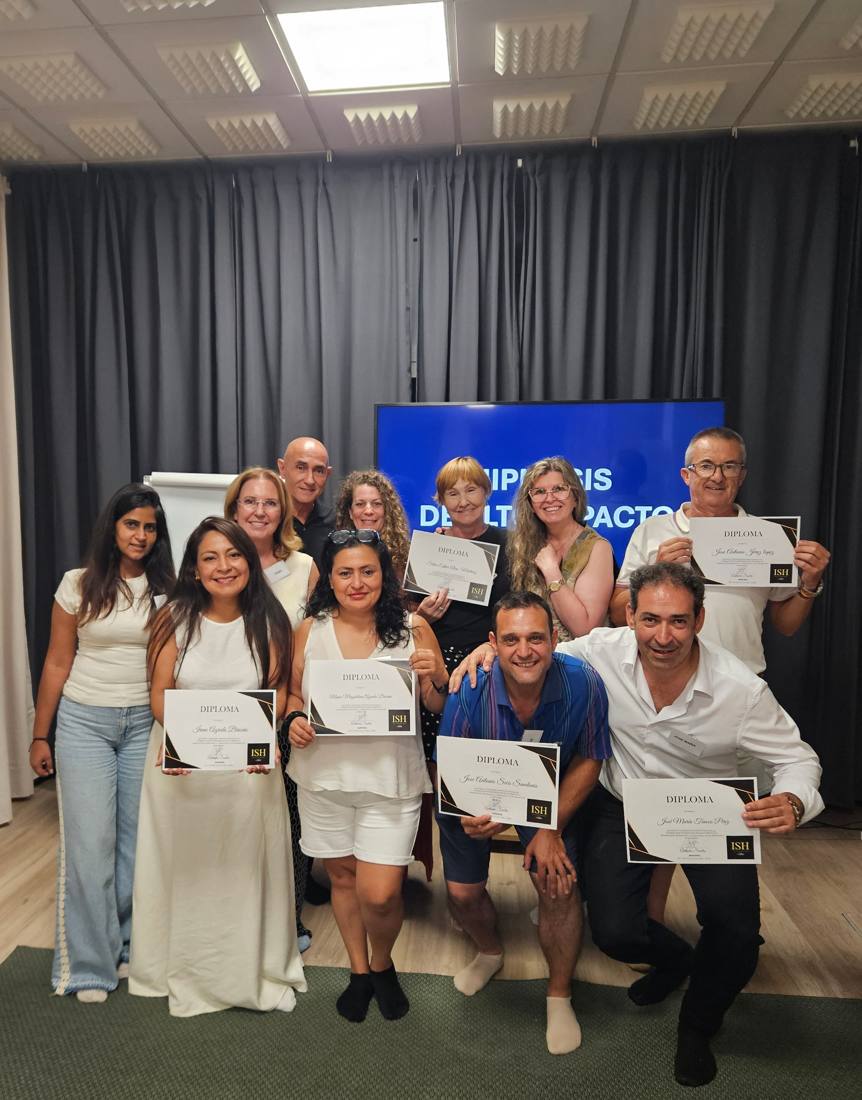 Grupo de alumnos con sus diplomas en una edición anterior