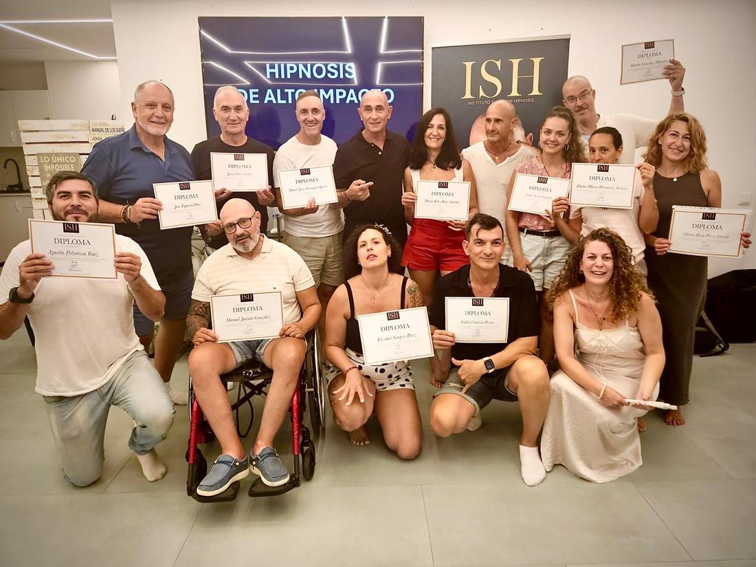 Grupo de alumnos con sus diplomas en una edición anterior