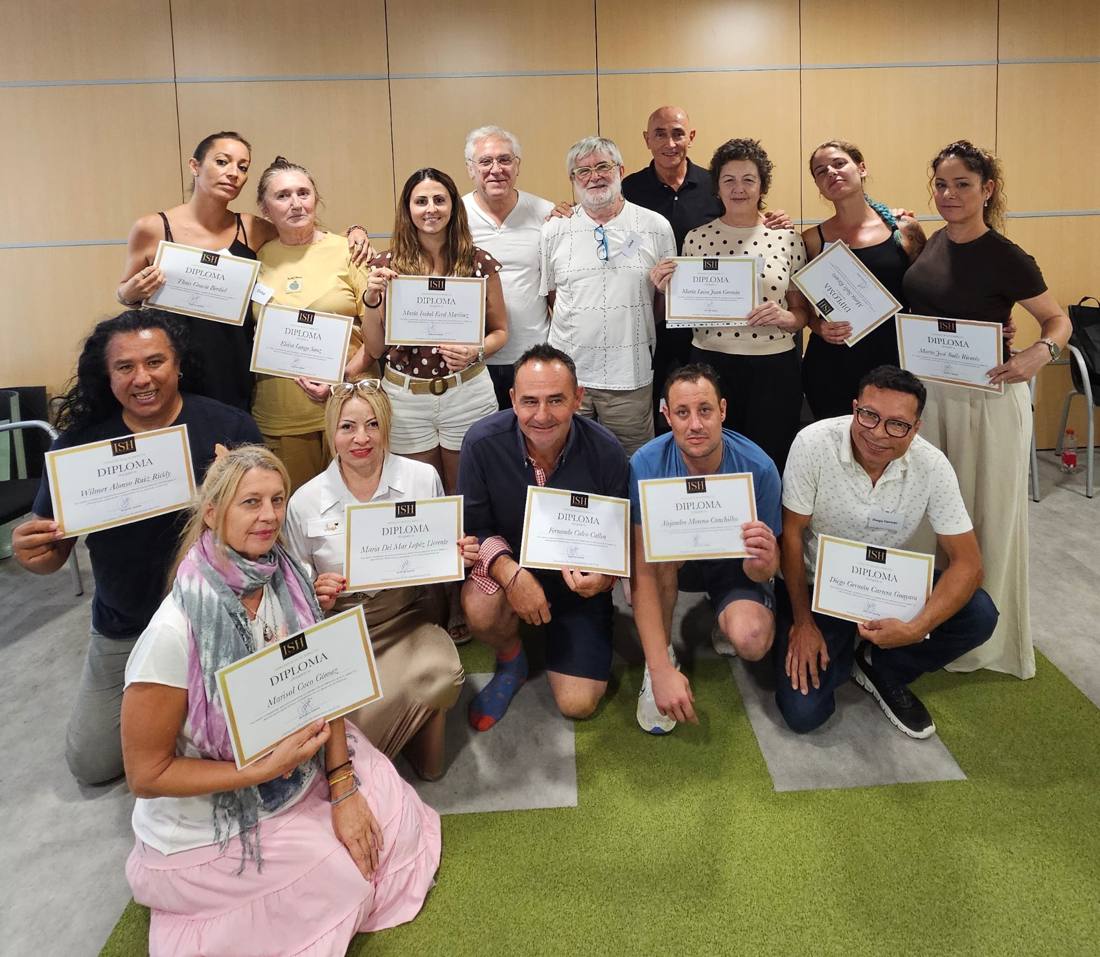 Grupo de alumnos con sus diplomas en una edición anterior