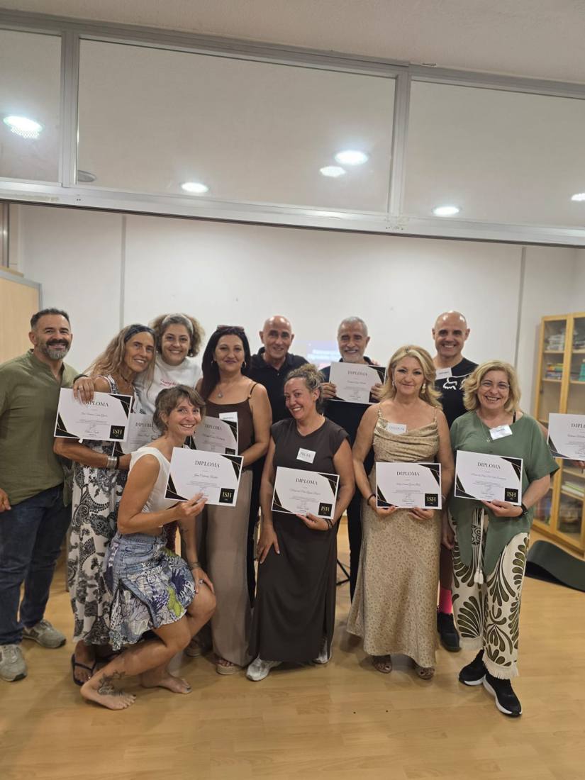Grupo de alumnos con sus diplomas en una edición anterior