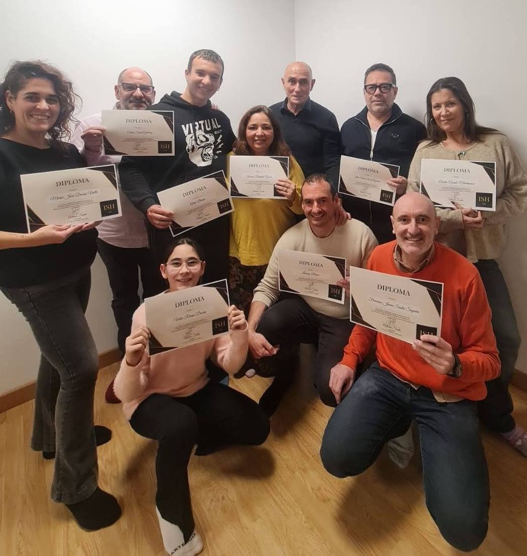 Grupo de alumnos con sus diplomas en una edición anterior