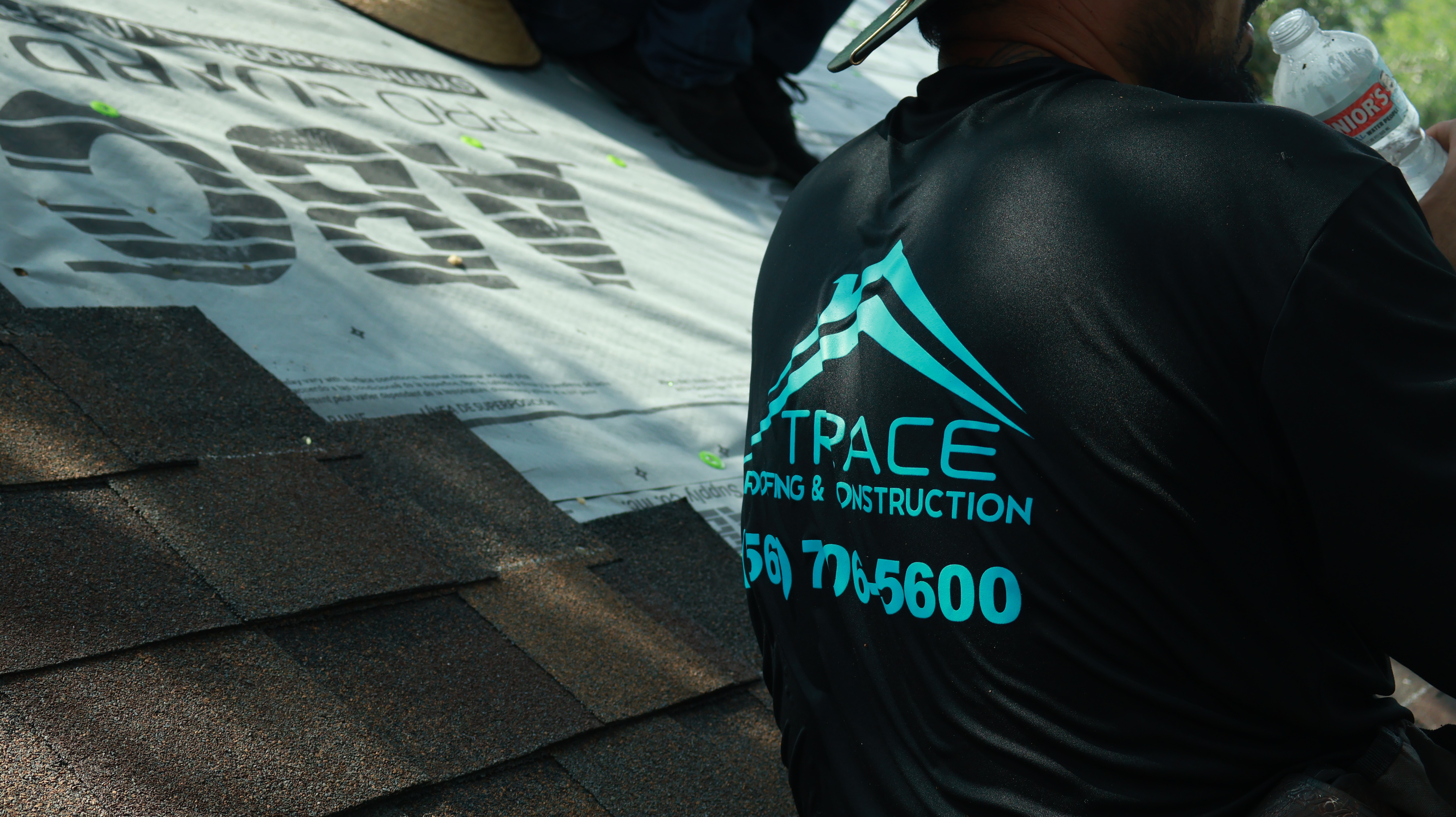 Equipo de Trace Roofing & Construction — compañía de techos familiar en McAllen Texas