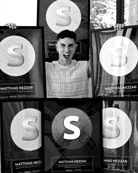 Matthias Nezzar avec ses trophées systeme.io