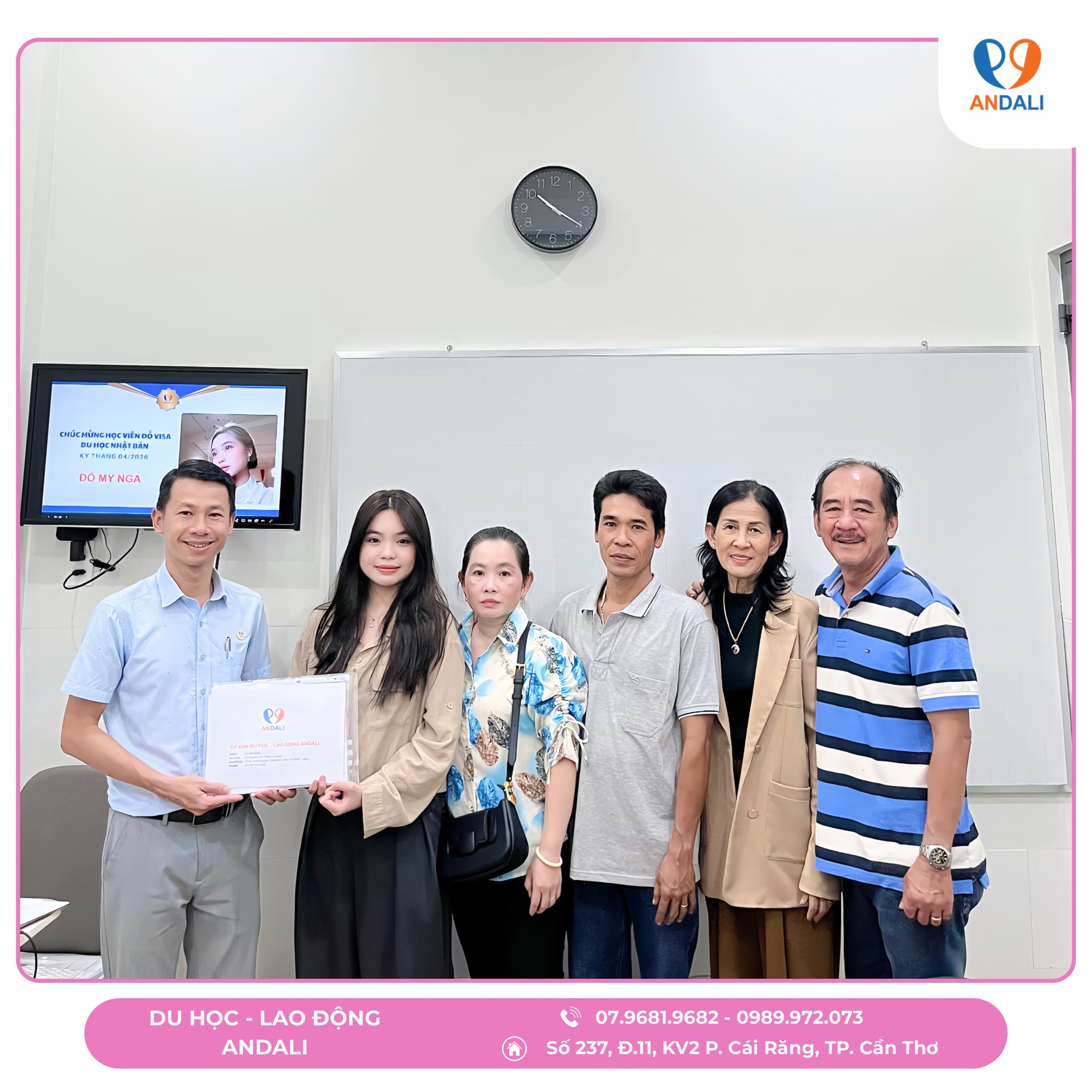 Phụ huynh  ANDALI cùng học viên nhận visa du học Nhật Bản