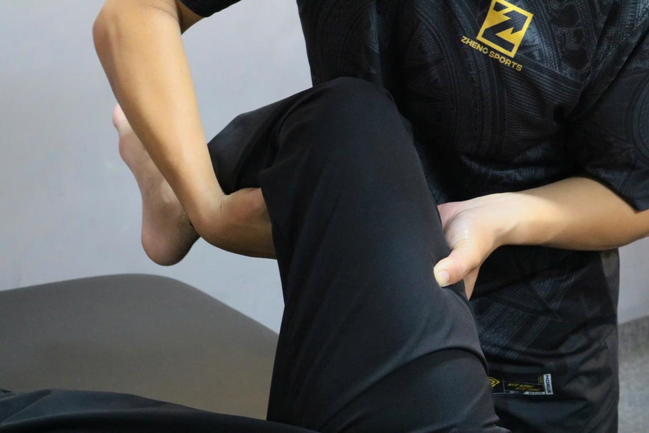 Massage trị liệu thân dưới giúp phục hồi cơ chân và cải thiện vận động tại Zheng Sport Cần Thơ