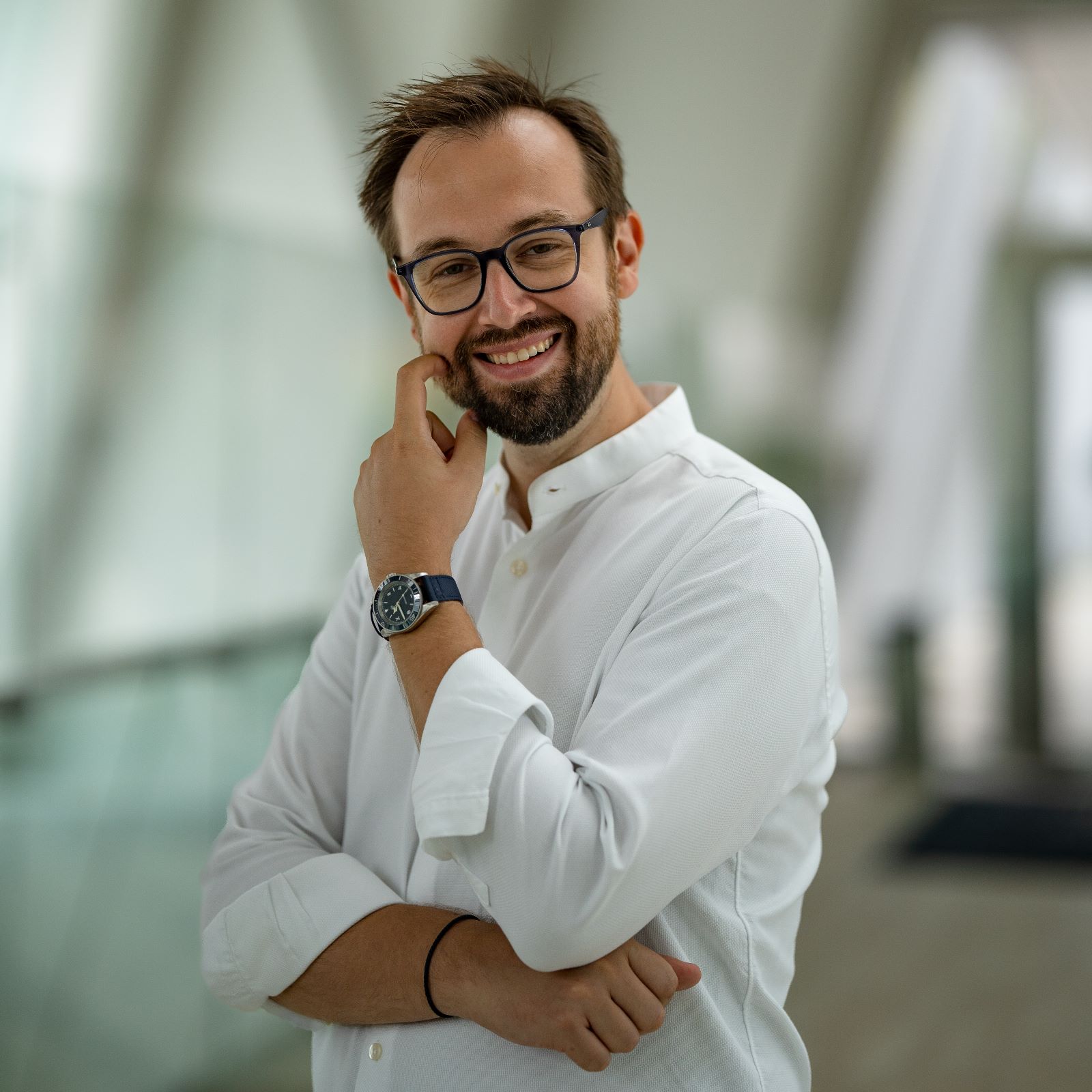 Antoine Martin accompagne les dirigeants de PME qui ont déjà construit quelque chose — et qui veulent maintenant aller plus loin. Facilitateur de scale, il challenge les boards et les équipes pour débloquer ce qui freine la croissance et la valorisation.
