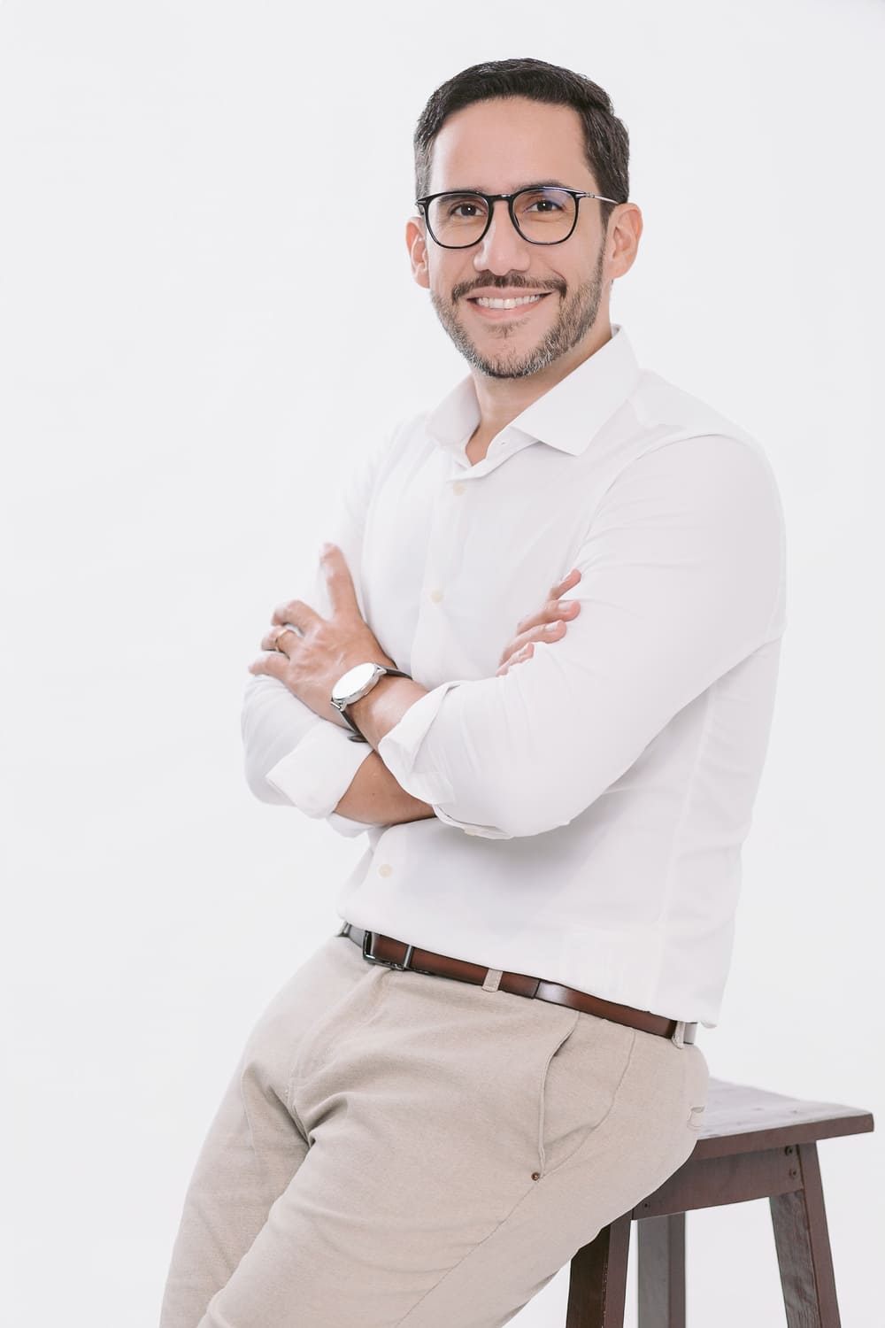 Dr. Stênio Galvão sorrindo, camisa branca
