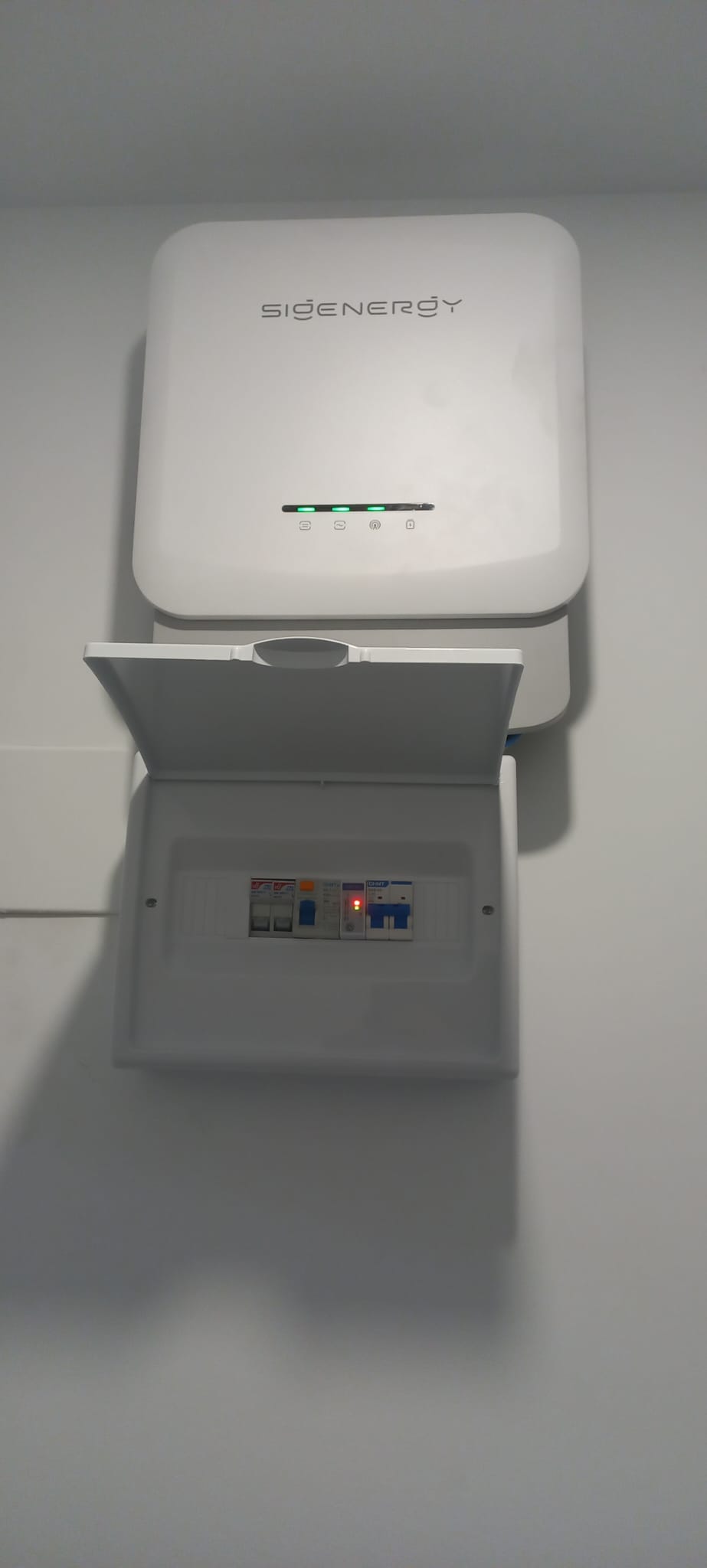 Detalle de inversores en instalación Sunergetik