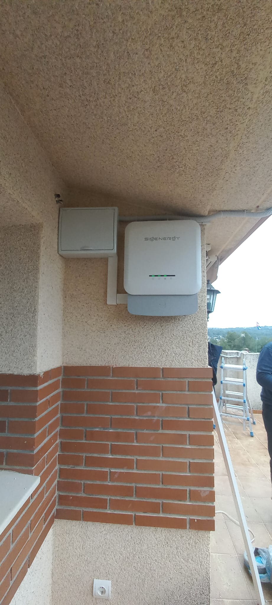 Instalación limpia y profesional de inversores Sunergetik