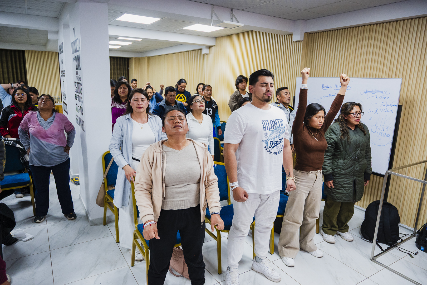 Personas en reflexión durante el taller Despierta