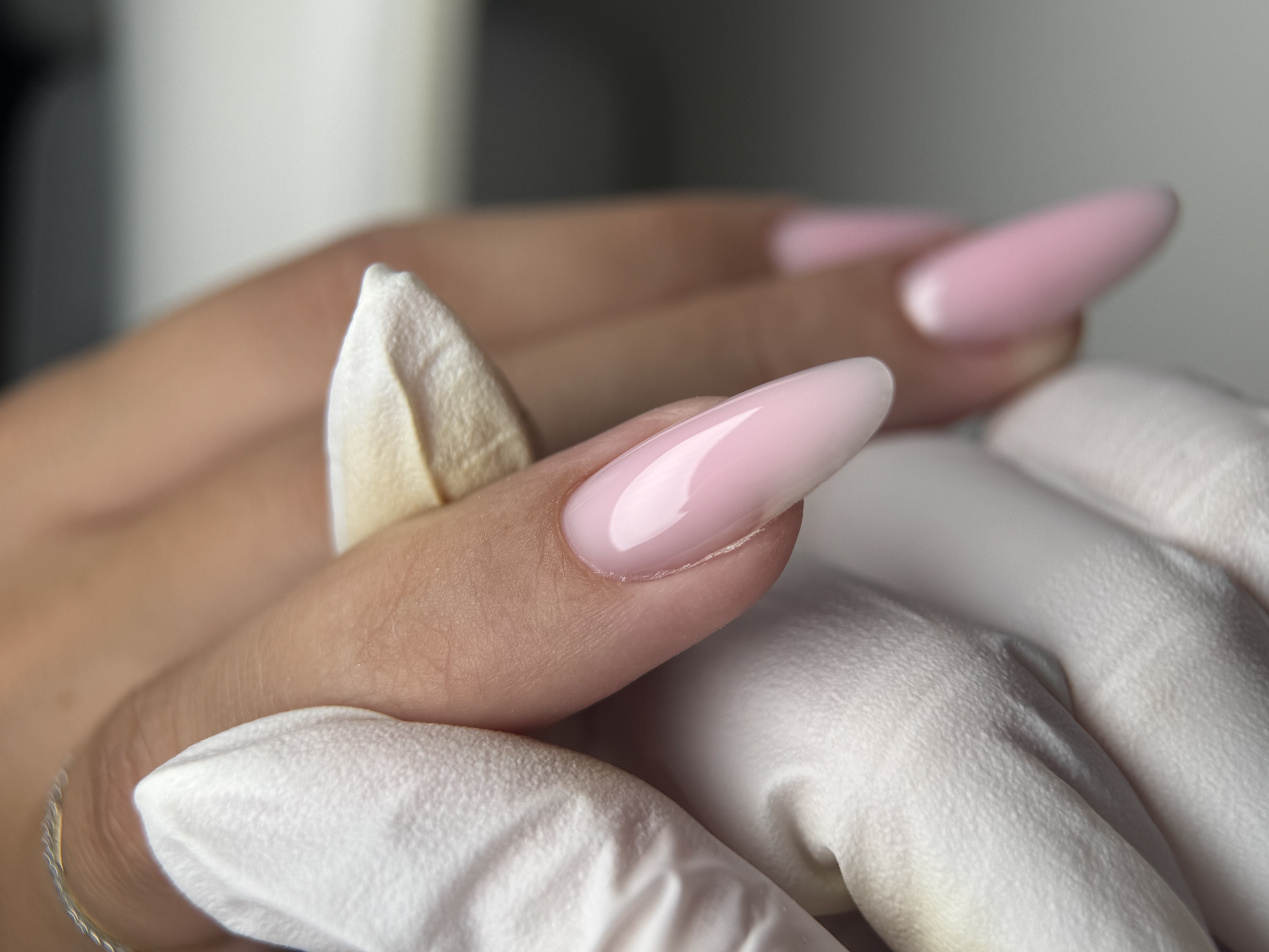 Pose d'ongles rose lait