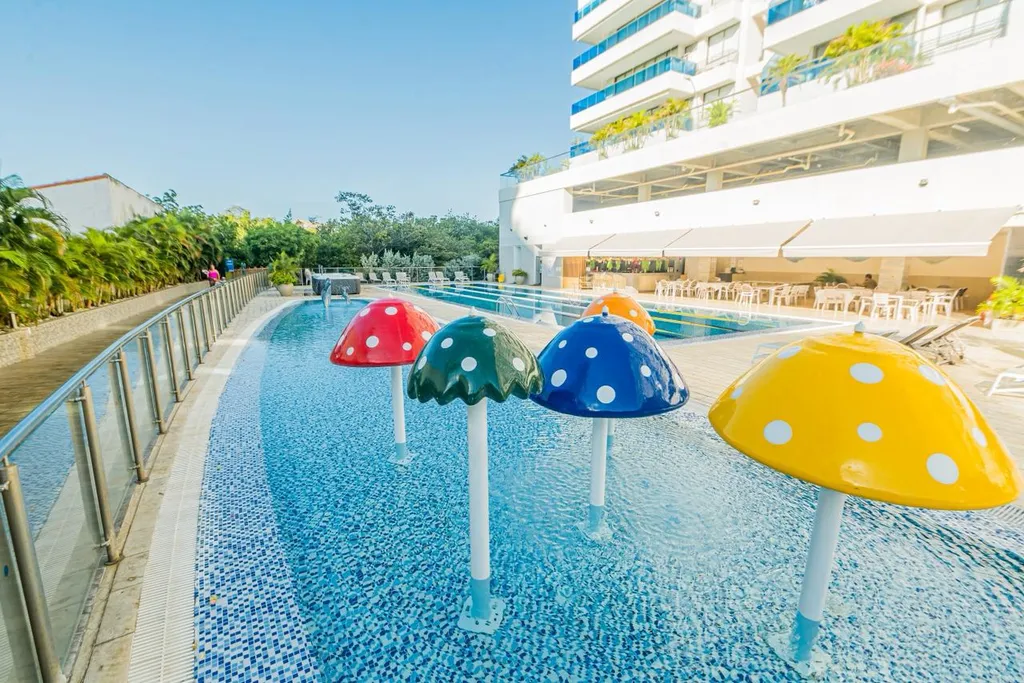 Piscina principal del Samaria Club de Playa con palmeras