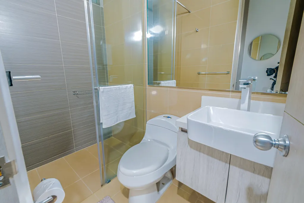 Baño moderno con ducha de vidrio y lavamanos