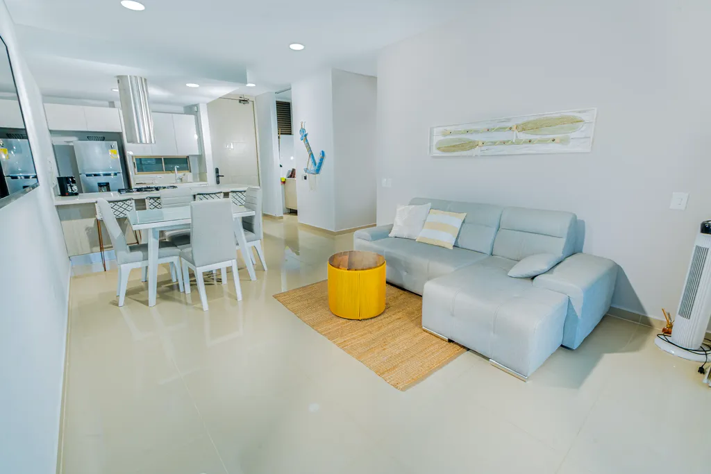 Sala integrada con cocina abierta y decoración costera