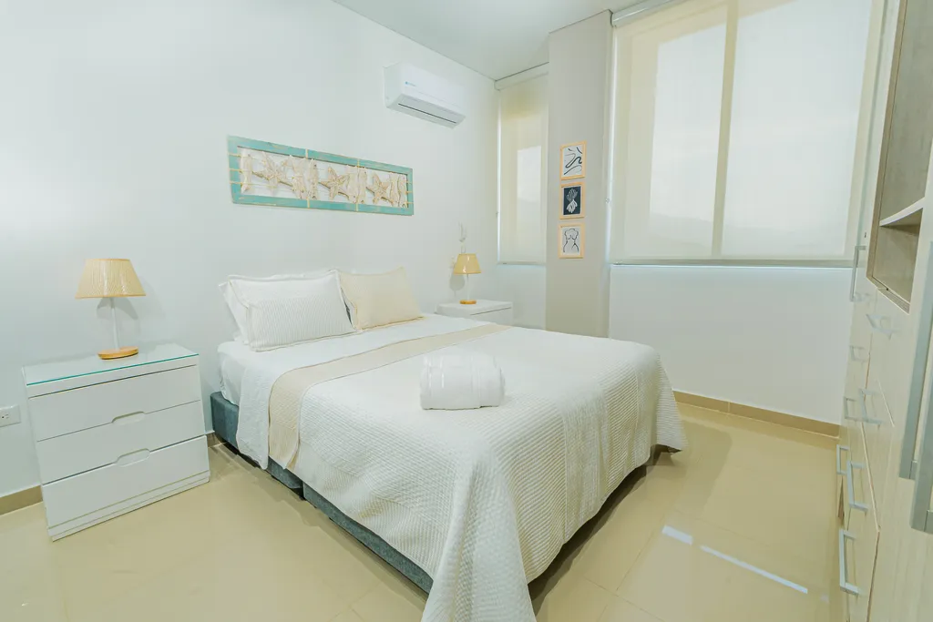 Habitación principal Suite Mar con cama Queen y arte náutico