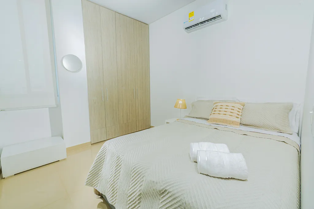 Habitación Brisa Caribe con cama doble y armario de madera