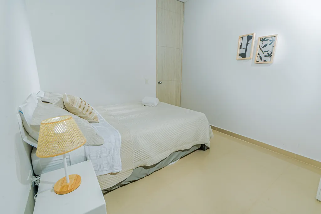 Habitación con decoración botanical y cama doble