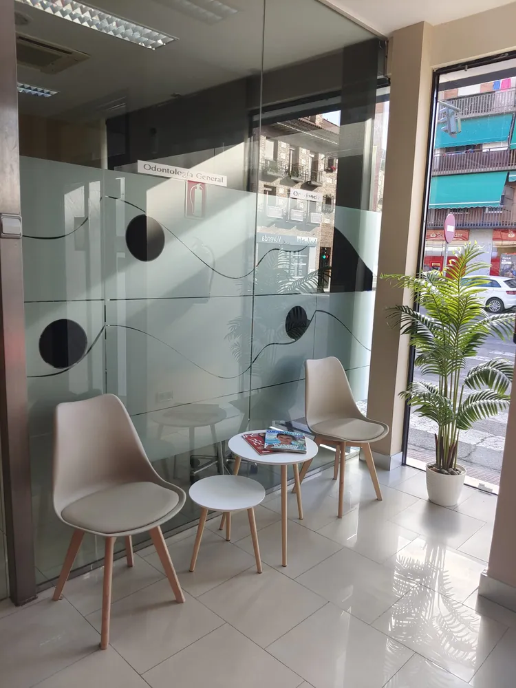 Sala de espera de My Dental, junto a la cristalera de la calle