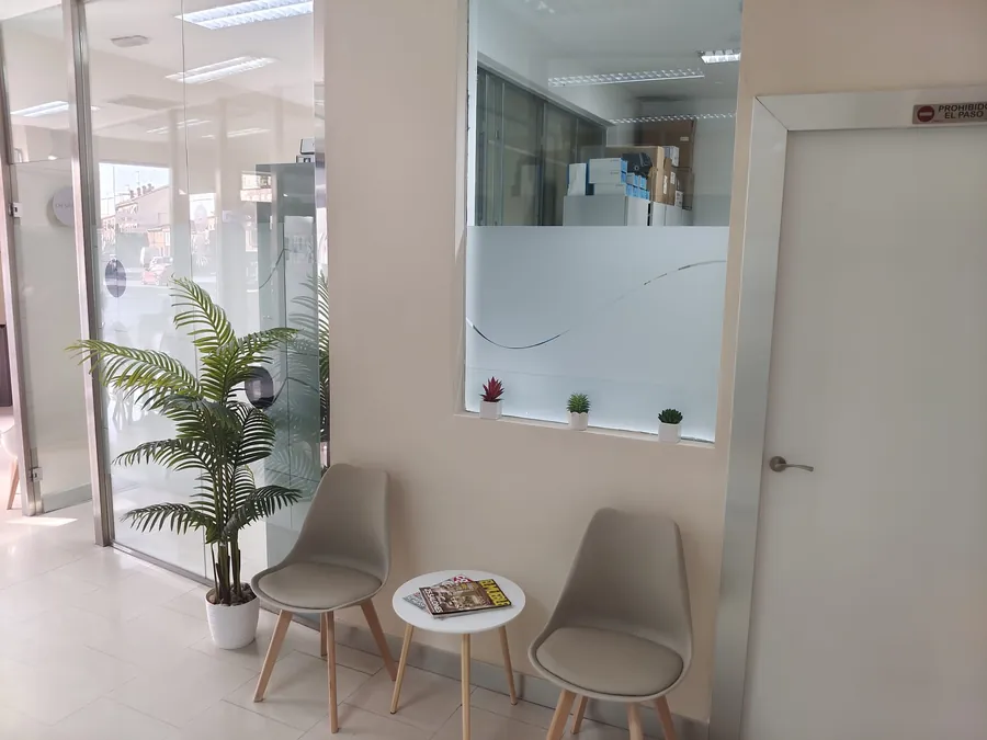 Sala de espera de My Dental junto a la cristalera