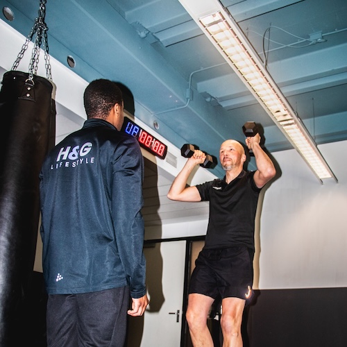 Personal trainer legt oefenng uit