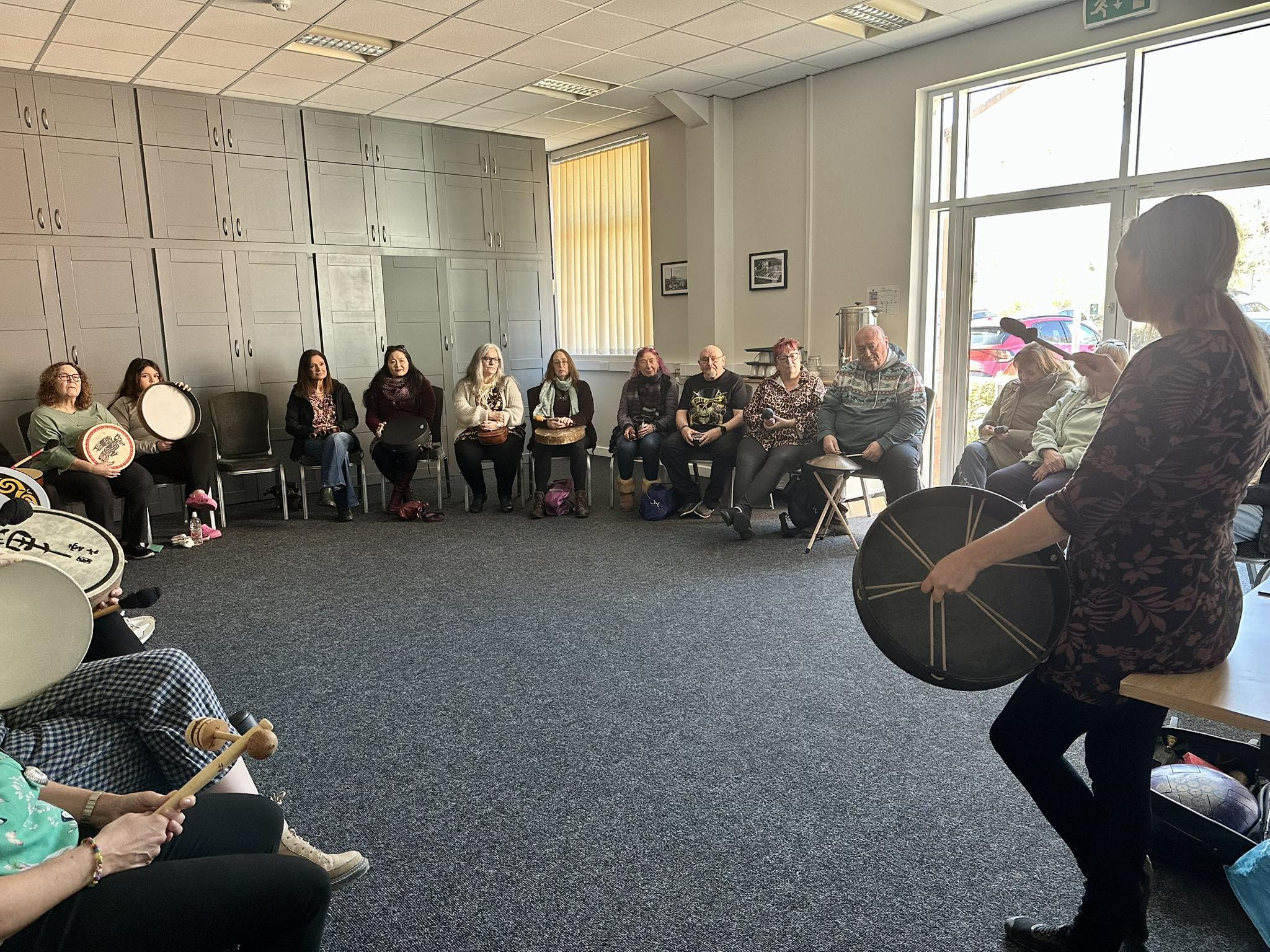A Creuynni CIC session, practitioners and community members in a professional wellbeing space
