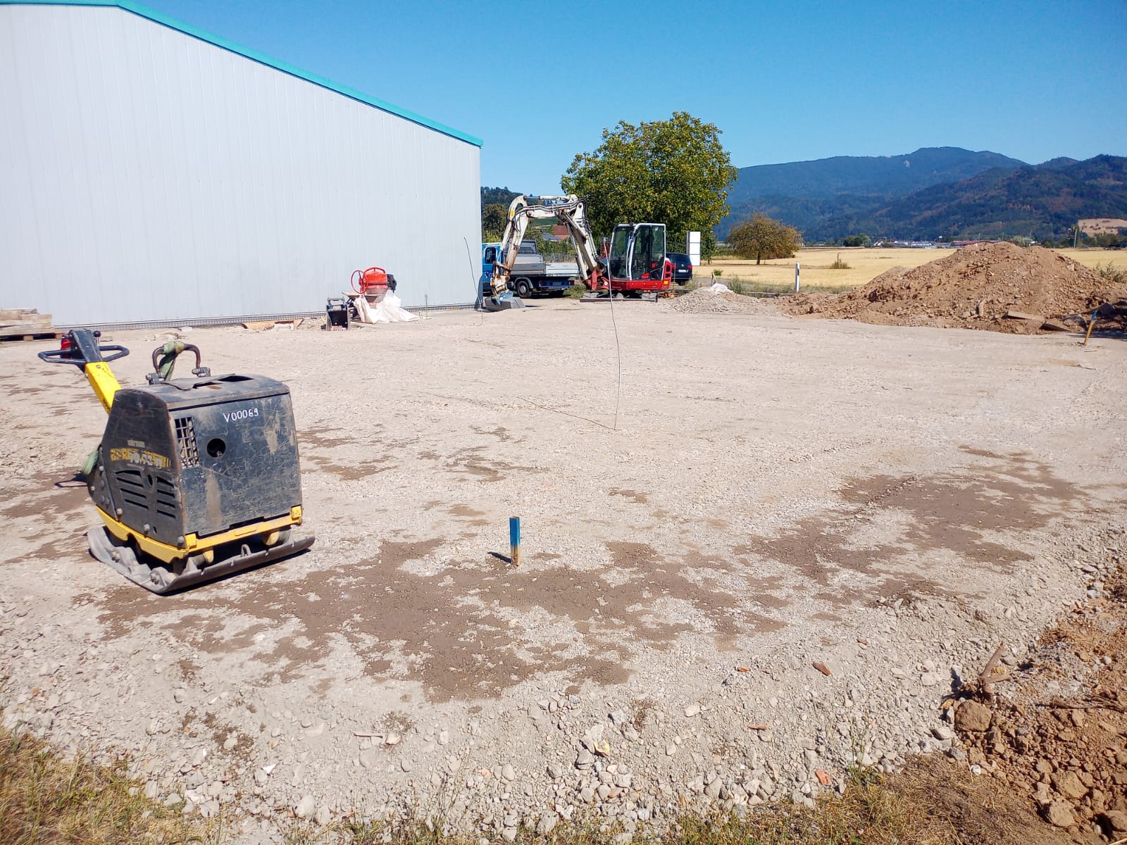 Ausgehobene Baugrube mit verdichtetem Erdplanum beim Tiefbau in Südbaden