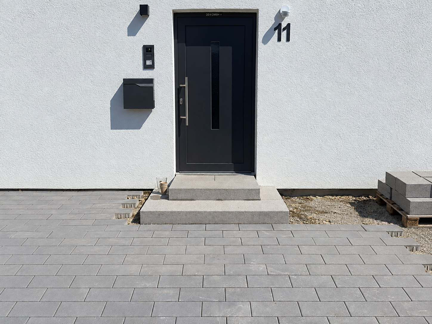 Handwerkliche Pflasterverlegung mit abgezogenem Splittbett im Detail in Neuenburg am Rhein