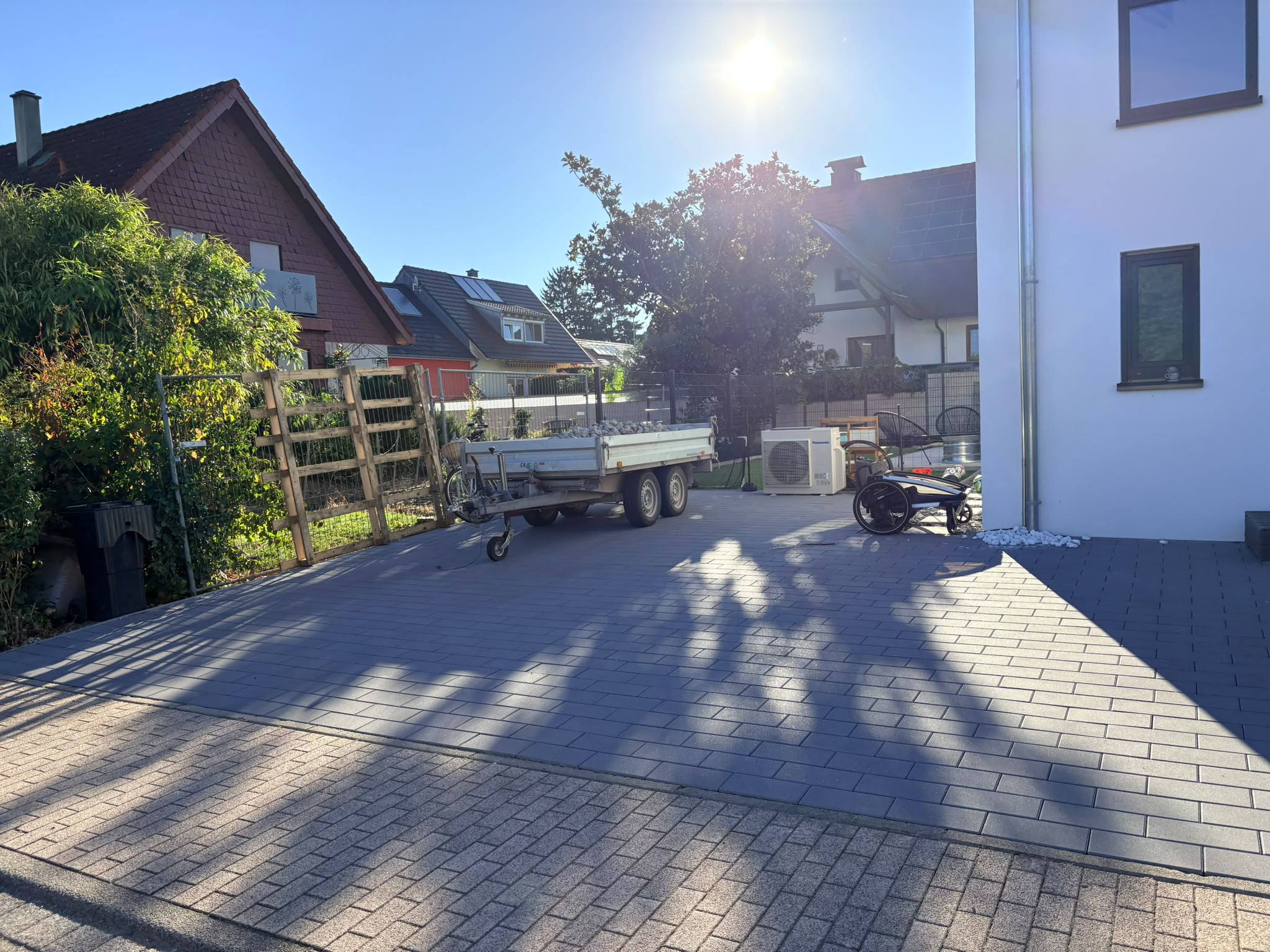 Neu gepflasterte Hofeinfahrt mit Betonpflaster in Südbaden