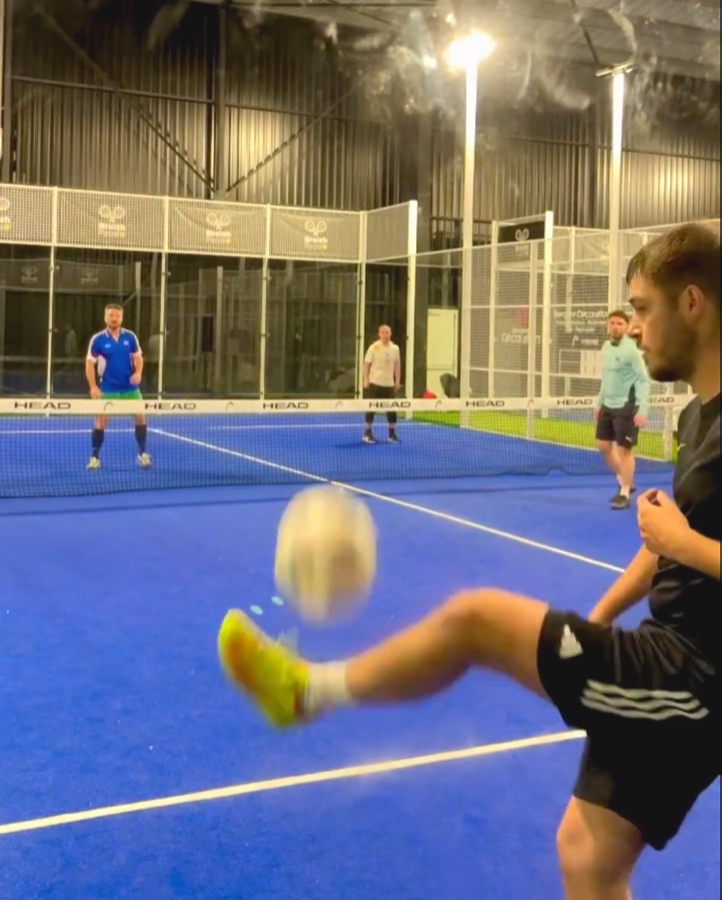 Joueurs en plein match de tennis-ballon